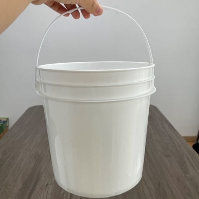 Un seau en plastique chimique en polypropylène avec un couvercle de 1 à 7 gallons