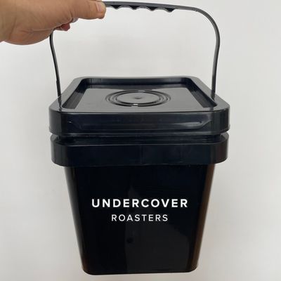 Seau en plastique à couvercle carré pour emballage alimentaire Snacks Fûts dans les environnements industriels