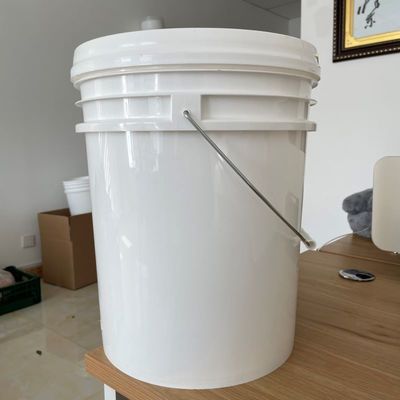 Un seau en plastique de 5 gallons pour une peinture époxy résine durable