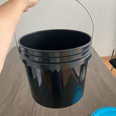 Un seau en plastique de 4 gallons avec imprimante à transfert de chaleur et couvercle facile à ouvrir