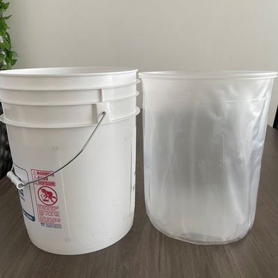 Convient pour le remplissage des seaux en plastique jetable rouge