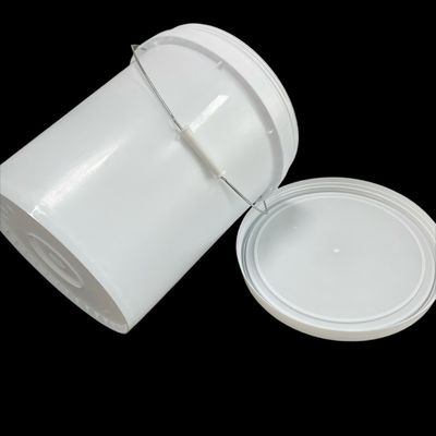 Un seau en plastique de 5 gallons facile à ouvrir avec un couvercle à vis et des accessoires de poignée