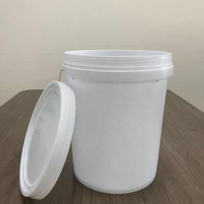 Un seau en plastique de 5 gallons facile à ouvrir avec un couvercle à vis et des accessoires de poignée