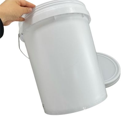 Un seau en plastique de 5 gallons facile à ouvrir avec un couvercle à vis et des accessoires de poignée