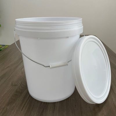 Un seau en plastique de 5 gallons facile à ouvrir avec un couvercle à vis et des accessoires de poignée