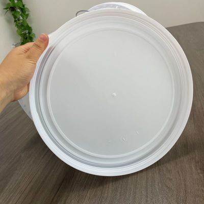 Un seau en plastique de 5 gallons facile à ouvrir avec un couvercle à vis et des accessoires de poignée
