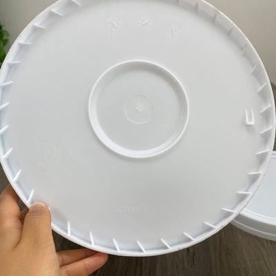 Un seau en plastique de 5 gallons facile à ouvrir avec un couvercle à vis et des accessoires de poignée