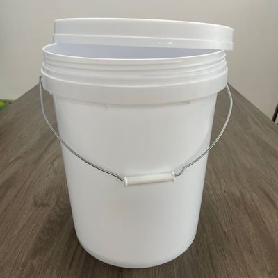 Un seau en plastique HDPE de 20 litres avec un couvercle à vis antidérapant et un matériau durable