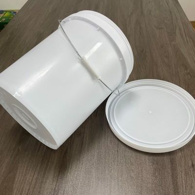 Un seau en plastique HDPE de 20 litres avec un couvercle à vis antidérapant et un matériau durable