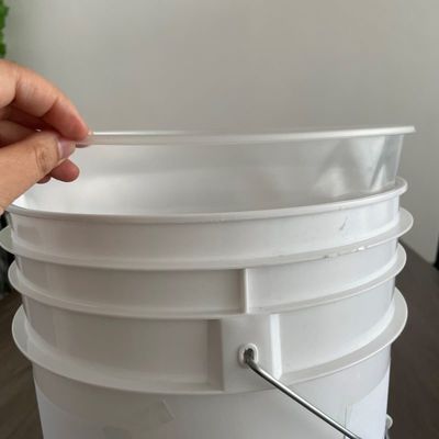 Seau en plastique rond polyvalent pour différentes conditions de travail personnalisable et durable