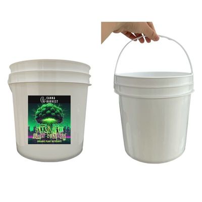 Un seau de peinture en plastique de 1 gallon avec couvercle rouge et impression par transfert thermique