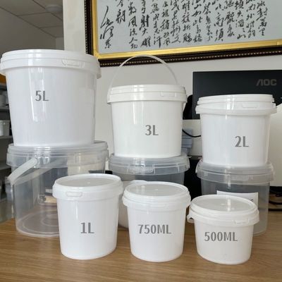Personnaliser 1L 2L 3L 4L 5L bouteilles rondes en plastique avec couvercles et poignées pour le stockage des aliments