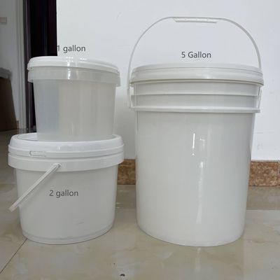 Un seau en plastique rond blanc de 20L à 5 gallons avec couvercle à sérigraphie/transfert thermique/IML