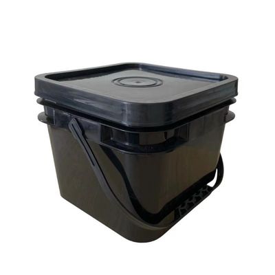 Un seau en plastique coloré de 25L avec des accessoires ronds et carrés