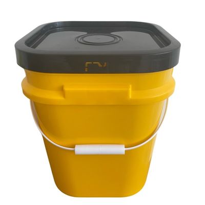Un seau en plastique coloré de 25L avec des accessoires ronds et carrés