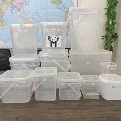 Un seau en plastique coloré de 25L avec des accessoires ronds et carrés
