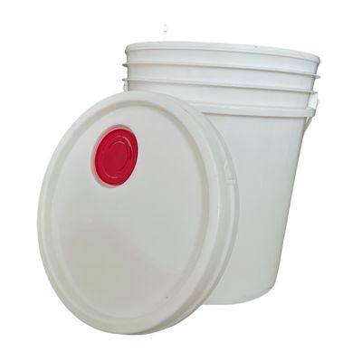 Un seau en plastique de 5 gallons avec un couvercle et une poignée