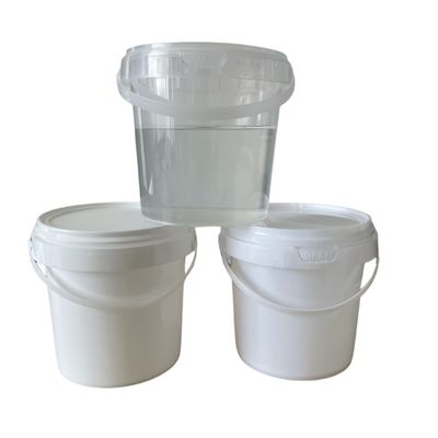 Un seau de donuts clairs avec un couvercle et une poignée de plastique réutilisable sans BPA Un seau de boisson de 32 oz