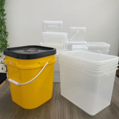 Un seau en plastique de qualité alimentaire avec couvercle et poignée, fabriqué à Qingdao.