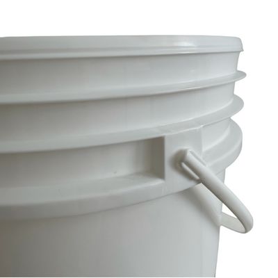 Des seaux en plastique de 5 gallons à l'épreuve de la manipulation avec un couvercle et une poignée