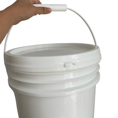 Des seaux en plastique de 5 gallons à l'épreuve de la manipulation avec un couvercle et une poignée