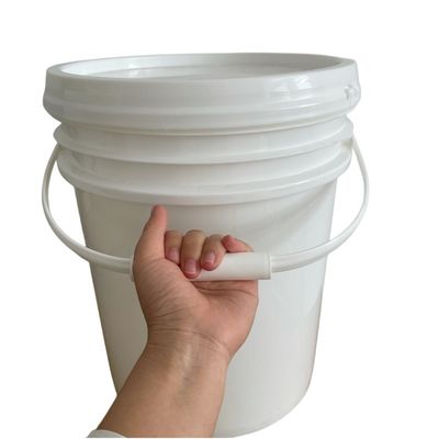 Des seaux en plastique de 5 gallons à l'épreuve de la manipulation avec un couvercle et une poignée