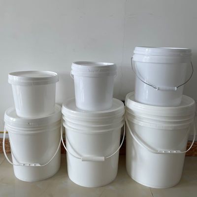 Des seaux en plastique de 5 gallons à l'épreuve de la manipulation avec un couvercle et une poignée