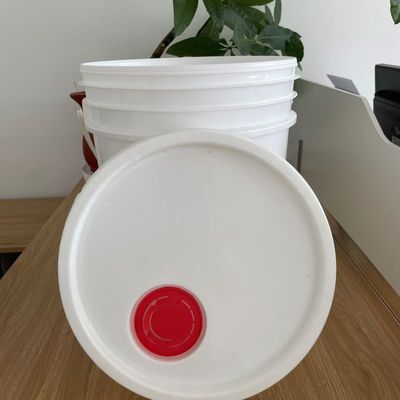 Des seaux en plastique de 5 gallons à l'épreuve de la manipulation avec un couvercle et une poignée