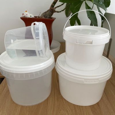 Un seau en plastique rond blanc compétitif d'une épaisseur de 2,0 mm et un échantillon gratuit inclus