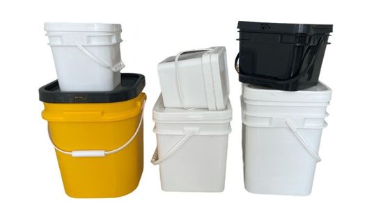 Un seau carré de 5 litres avec couvercle facile à ouvrir et à fermer en polypropylène