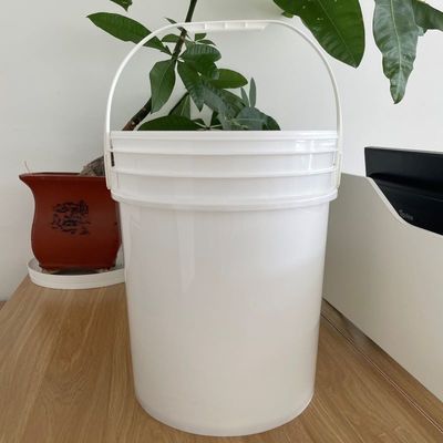 Un seau en plastique de 20 litres avec couvercle de sortie et épaisseur personnalisée de 1,0 à 2,5 mm