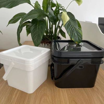 Un seau en plastique carré de 2 gallons avec couvercle et poignée
