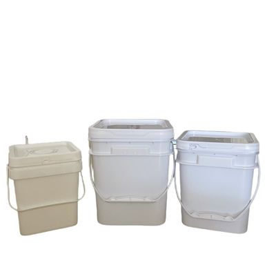 Un seau en plastique de 10 litres carrés de qualité alimentaire avec une finition colorée et un matériau HDPE