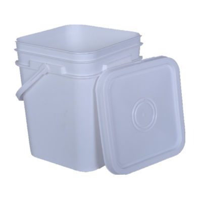 Un seau en plastique de 10 litres carrés de qualité alimentaire avec une finition colorée et un matériau HDPE