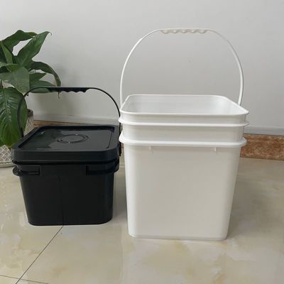 Un seau en plastique carré avec un couvercle durable et une solution de stockage