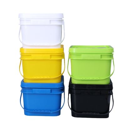 Un seau en plastique carré avec un couvercle durable et une solution de stockage