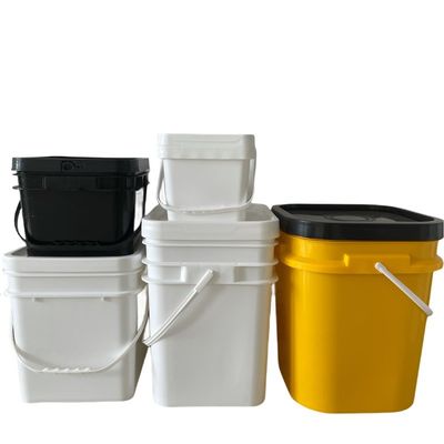 Un seau en plastique carré avec un couvercle durable et une solution de stockage
