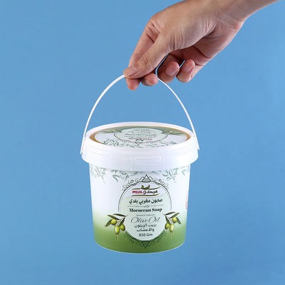 Un seau en plastique de couleur blanche très durable et facile à ouvrir