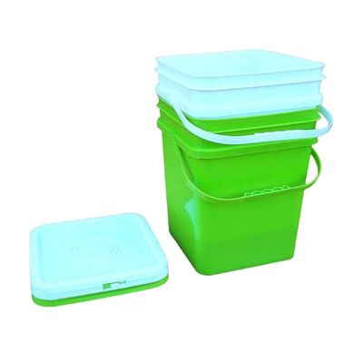 Accessoires en polypropylène Bouteille en plastique carrée lourde 2 gallons 4 gallons Bouteille carrée avec couvercle et poignée