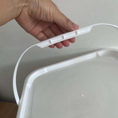 Un seau en plastique carré 5L-20L avec imprimante personnalisée et matériau en polypropylène
