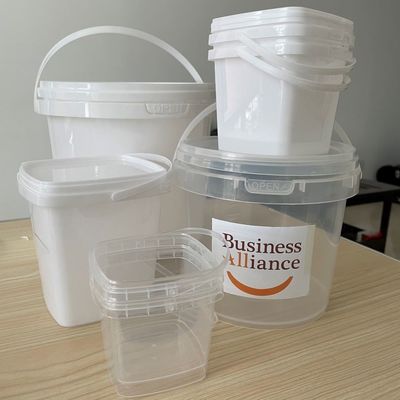 Personnalisez le matériau PP du seau carré de 500 ml pour vos besoins de production de boissons