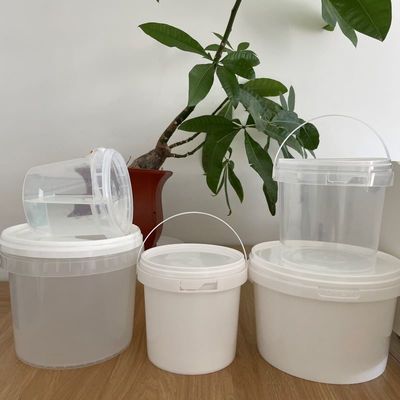 Un seau en plastique transparent de 2 litres avec un bouchon et une poignée