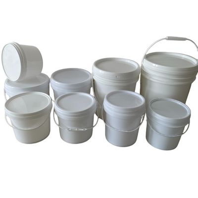 Un seau en plastique en PP de qualité alimentaire de 20 litres de blanc clair avec couvercle et poignée pour la certification FDA