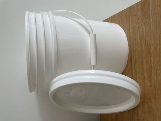 Un seau en plastique en PP de qualité alimentaire de 20 litres de blanc clair avec couvercle et poignée pour la certification FDA