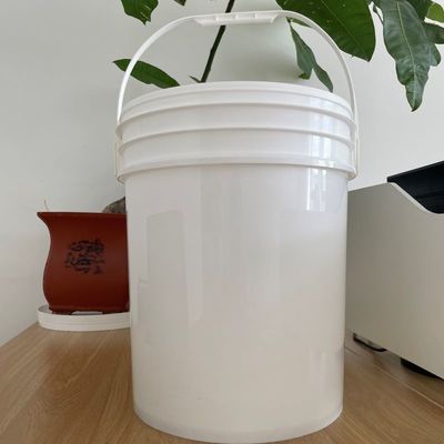 Un seau en plastique en PP de qualité alimentaire de 20 litres de blanc clair avec couvercle et poignée pour la certification FDA
