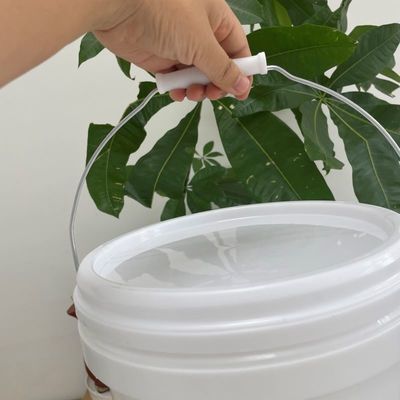 Un seau en plastique en PP de qualité alimentaire de 20 litres de blanc clair avec couvercle et poignée pour la certification FDA