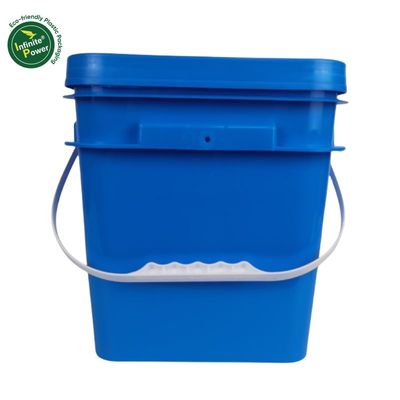 Un seau en plastique de 5 gallons carrés durable avec accessoires bouteilles couvercle et poignée
