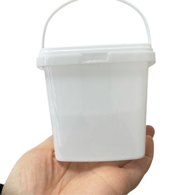Gardez vos outils bien rangés avec ce seau en plastique transparent et scellé
