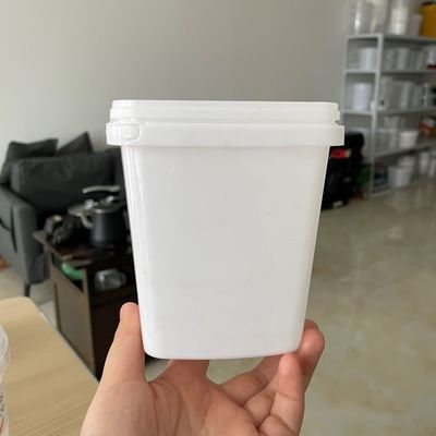 Gardez vos outils bien rangés avec ce seau en plastique transparent et scellé
