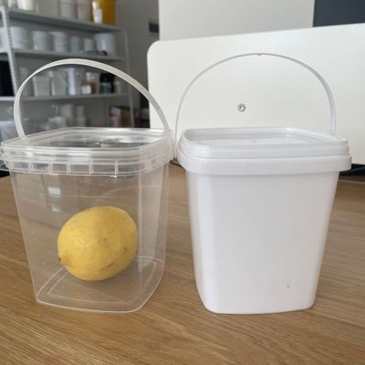 Gardez vos outils bien rangés avec ce seau en plastique transparent et scellé